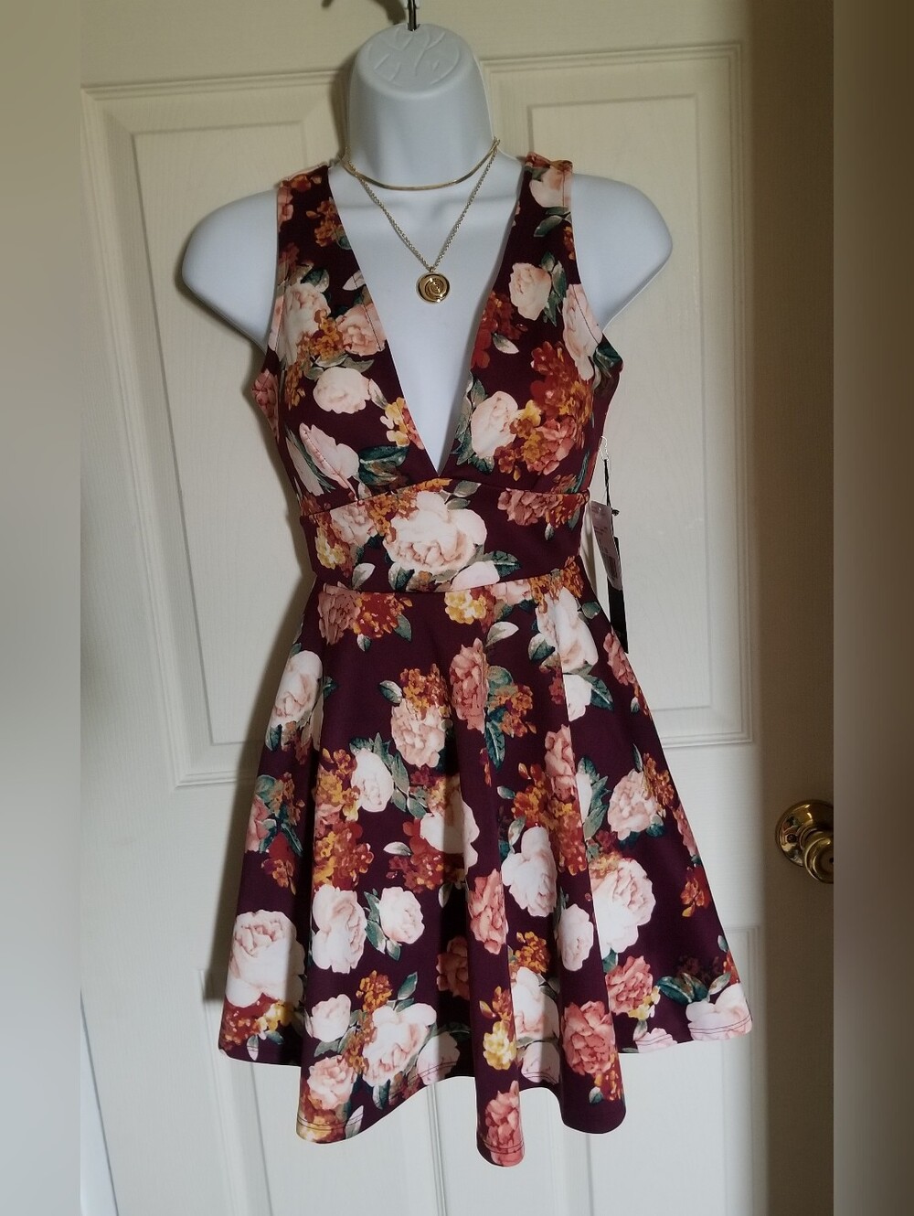 Forever 21 Scuba Knit Floral Skater Flirty Back Cutout Cocktail Dress NWT.